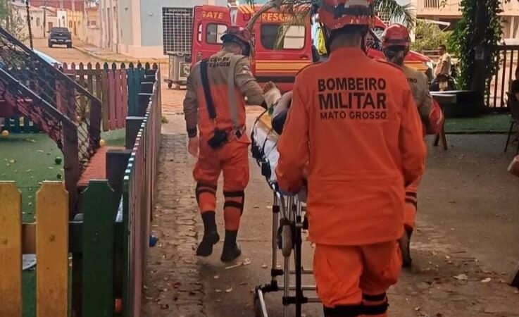 Corpo de Bombeiros socorre trabalhadora de 30 anos após queda em restaurante