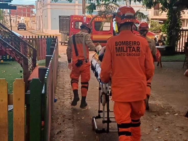 Corpo de Bombeiros socorre trabalhadora de 30 anos após queda em restaurante