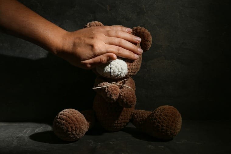 Padrasto é condenado por expor enteada de 9 anos a conteúdo adulto para ‘facilitar’ abuso