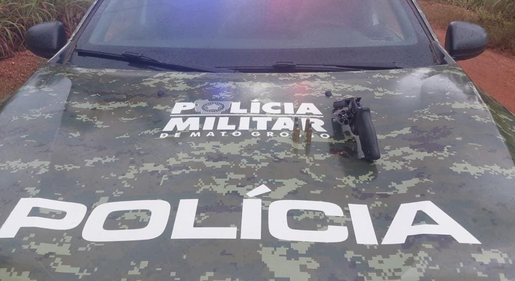 PM prende três homens com arma de fogo e cigarros de maconha durante abordagem
