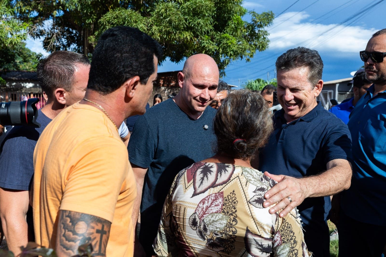 Governador e prefeito reforçam parceria na entrega de asfalto em quatro bairros de Cuiabá