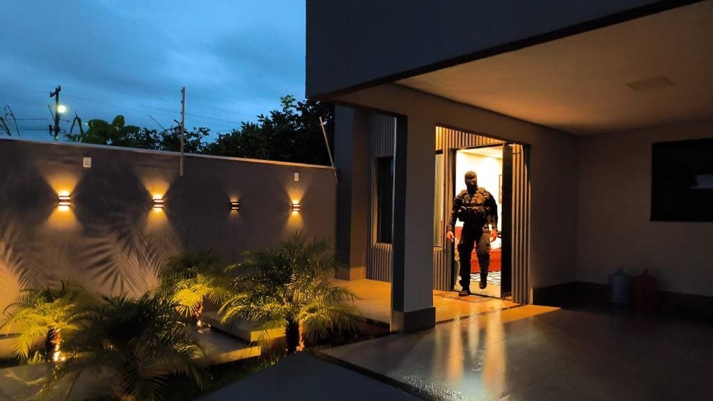 PC cumpre 100 mandados contra esquema que lavou R$ 200 milhões de líderes de facção em MT