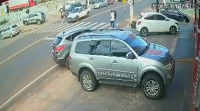 Vídeo mostra momento em que idosa de 75 anos é atropelada na faixa de pedestres