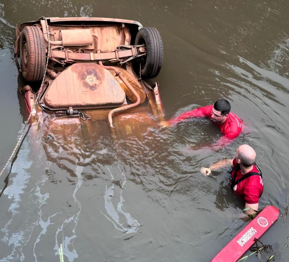 Bombeiros resgatam corpo de motorista após veículo cair e ficar submerso em rio