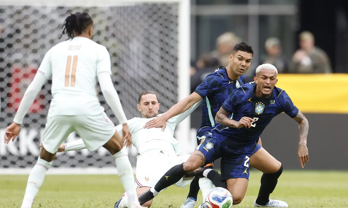 Brasil joga mal e perde de 2 a 1 amistoso para a França nos Estados Unidos