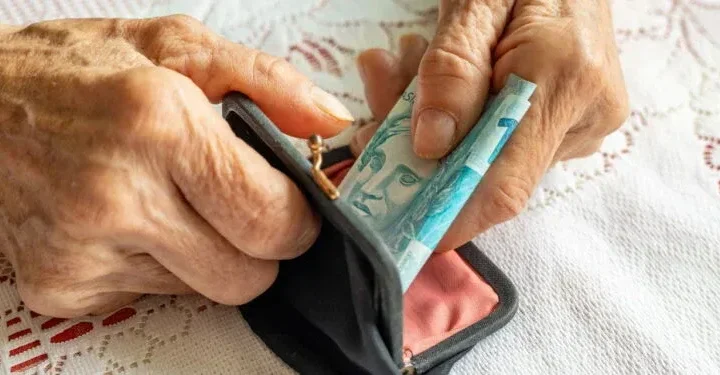 Associação terá de devolver em dobro valores cobrados indevidamente de aposentada