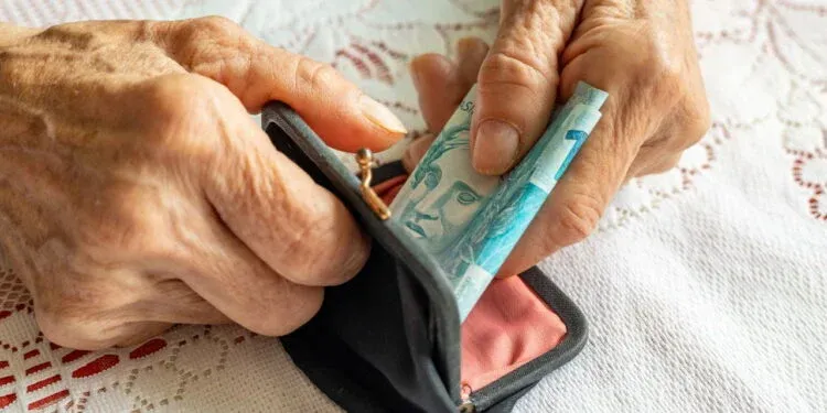 Associação terá de devolver em dobro valores cobrados indevidamente de aposentada