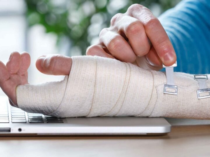 Justiça garante benefício a jovem que perdeu parte do dedo no trabalho