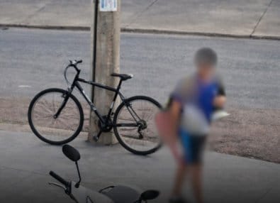Adolescente de 12 anos usando uniforme escolar furta bicicleta perto de supermercado