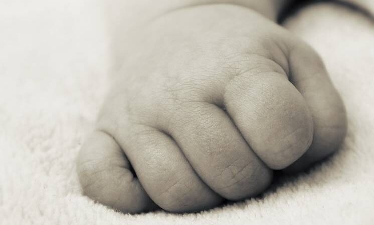 Bebê de 2 meses chega morto a UBS com sinais de violência; pais são levados à delegacia