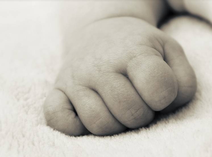 Bebê de 2 meses chega morto a UBS com sinais de violência; pais são levados à delegacia