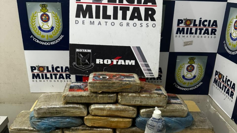Rotam prende dois traficantes e confisca tabletes de maconha enterrados no quintal de casa