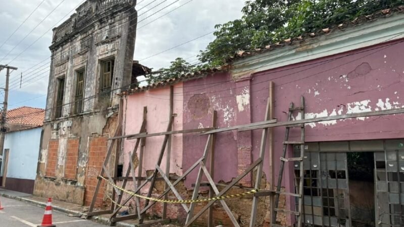 Prefeitura articula preservação da fachada de casarão e Abilio remove placa polêmica de praça