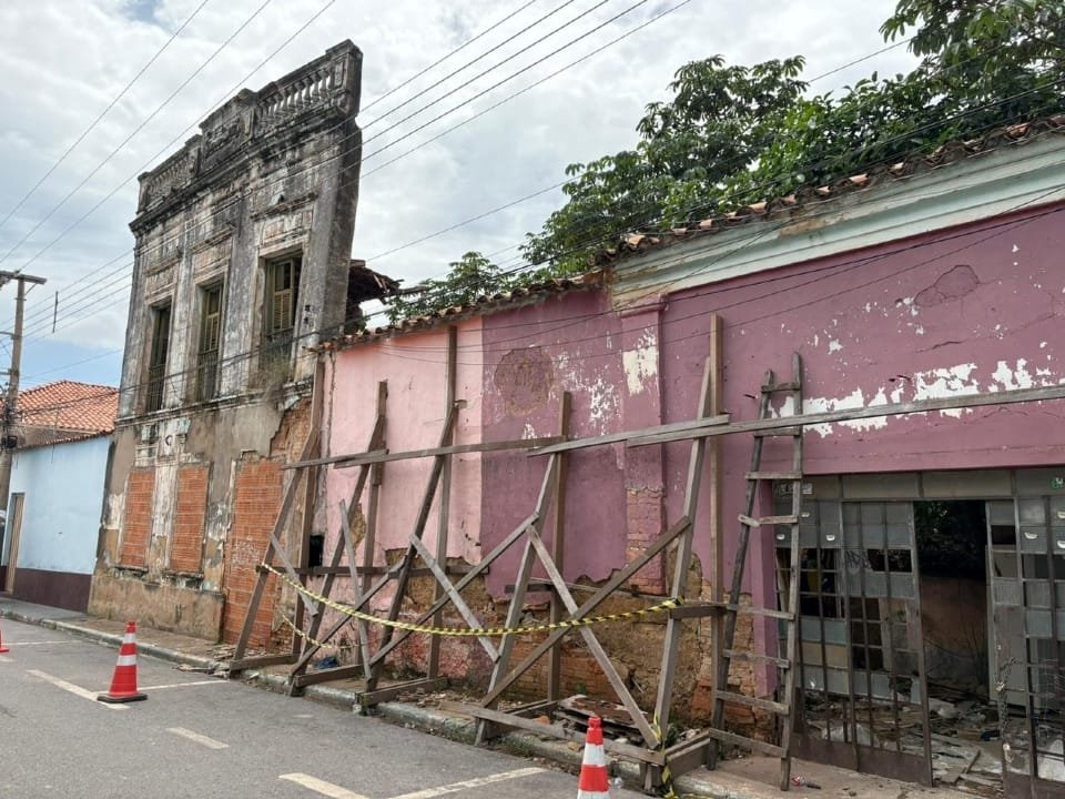 Prefeitura articula preservação da fachada de casarão e Abilio remove placa polêmica de praça