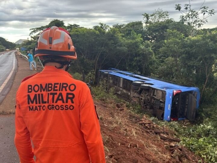 Ônibus de viagem tomba de madrugada e deixa dois passageiros mortos em MT