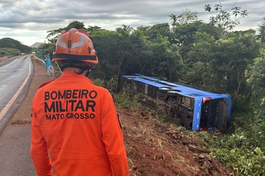 Ônibus de viagem tomba de madrugada e deixa dois passageiros mortos em MT