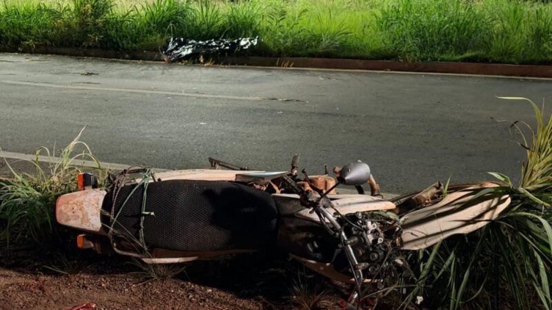 Homem perde controle de motocicleta, bate em meio fio e morre em avenida de Cuiabá