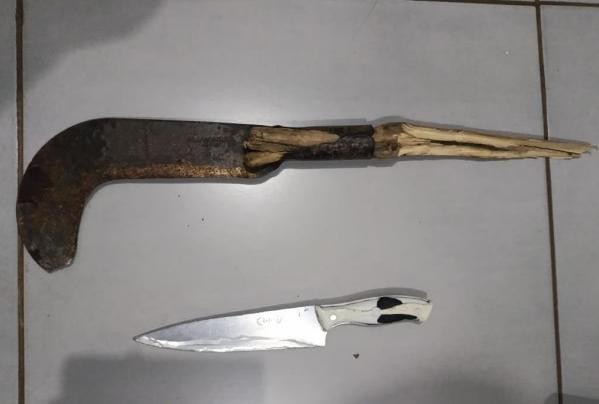 Homem é preso por agredir mulher e criança com golpes de foice e faca em MT