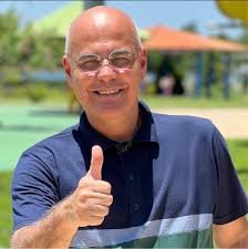 Senador abre diálogo com tradicional produtora de vídeo da Capital