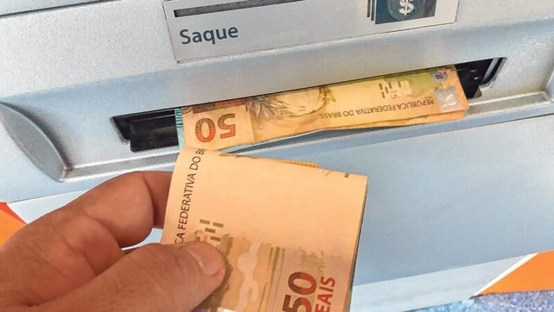 Idoso cai cai no golpe do falso funcionário dentro de banco e perde R$ 16 mil