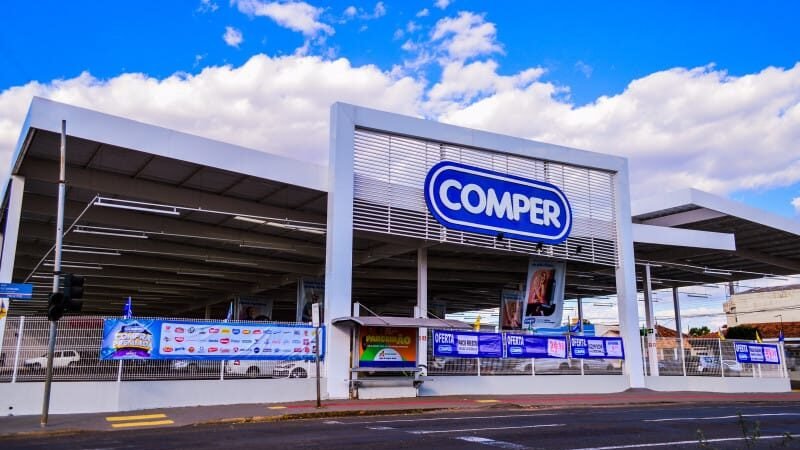 Comper celebra data com ofertas especiais e distribuição de bolo de arroz
