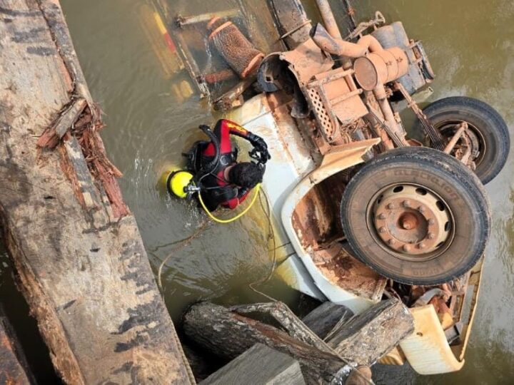Caminhão com cimento e botijões de gás cai de ponte e mata mulher em zona rural