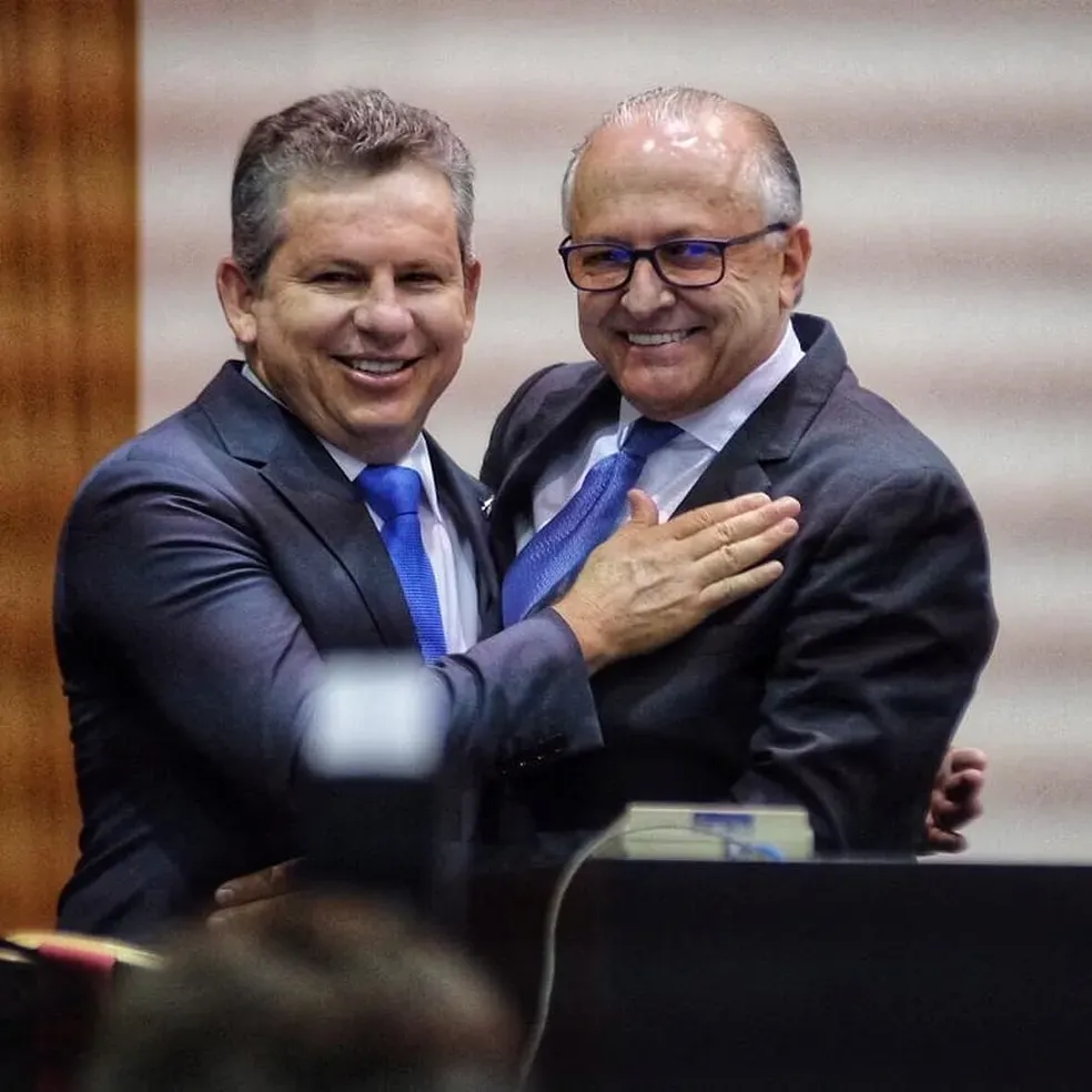 Mauro transmite o cargo de governador em sessão solene na Assembleia e elogia Piveta