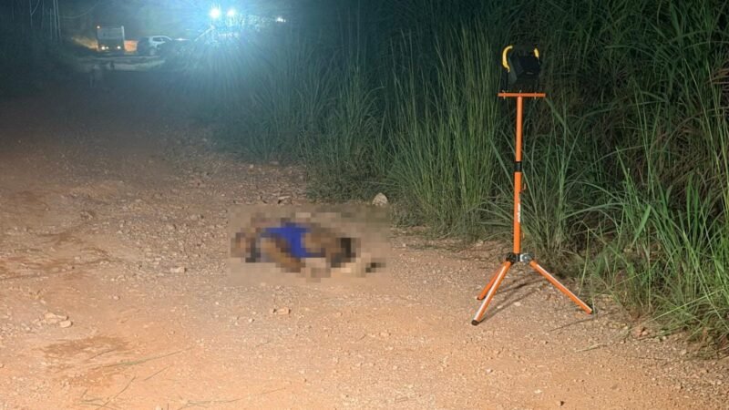 Homem com tornozeleira é morto e tem corpo deixado em rua na região do Contorno Leste