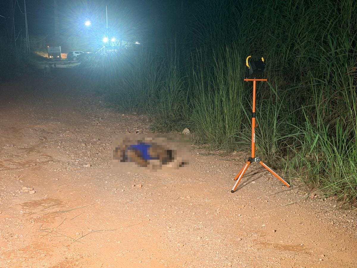 Homem com tornozeleira é morto e tem corpo deixado em rua na região do Contorno Leste