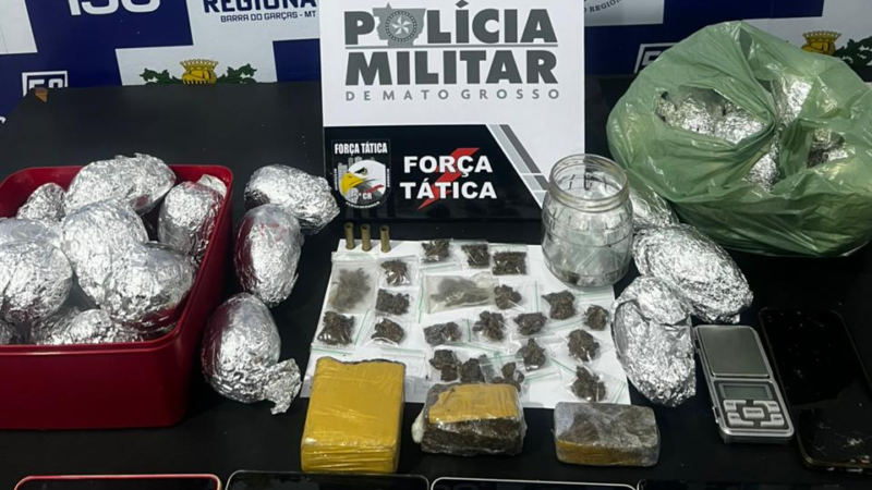 Força Tática prende dupla e apreende drogas e ovos de Páscoa que seriam distribuídos por facção criminosa