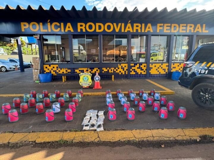 PRF apreende medicamentos e  drogas em compartimento de carga de caminhão na BR-163