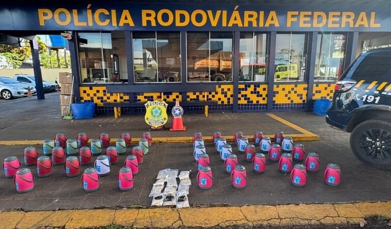 PRF apreende medicamentos e  drogas em compartimento de carga de caminhão na BR-163