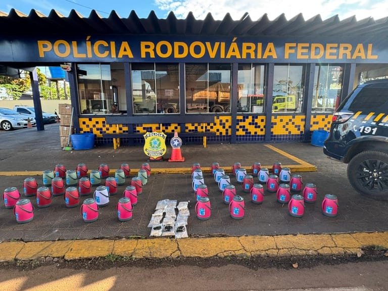 PRF apreende medicamentos e  drogas em compartimento de carga de caminhão na BR-163