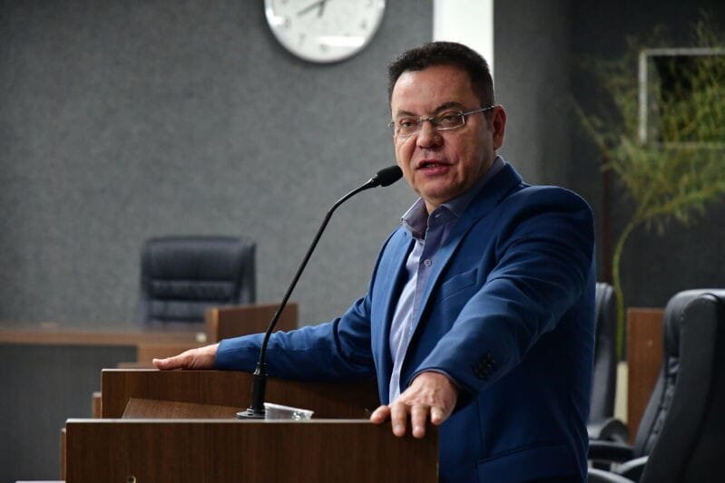 Botelho cobra diálogo no União Brasil e alerta para risco de derrota nas eleições