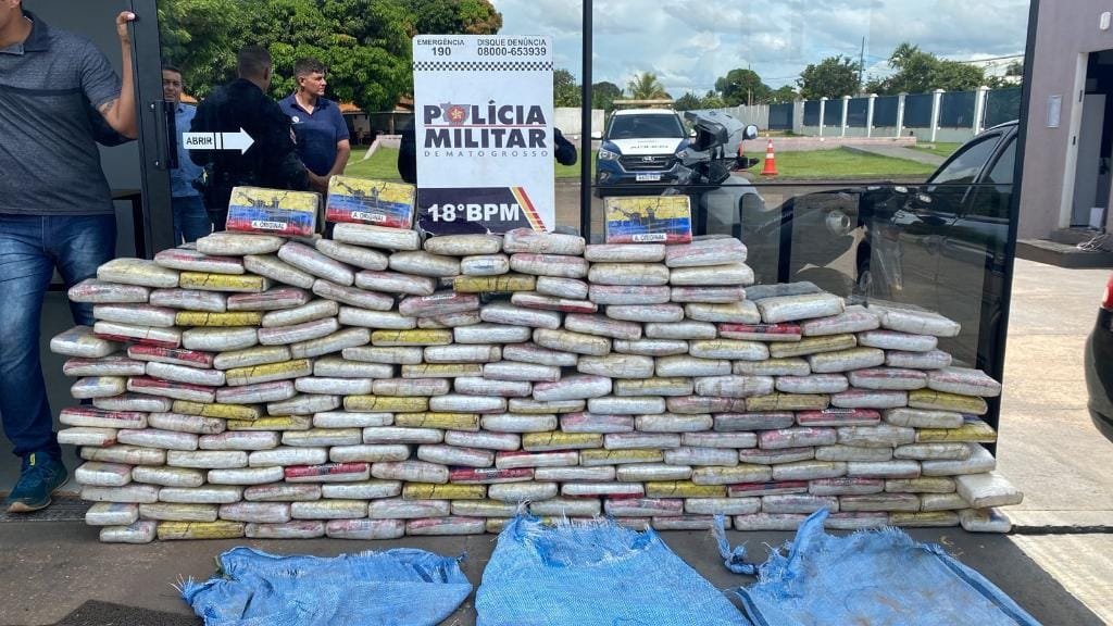 PM flagra carro transportando  229 quilos de maconha e skank e prende traficante