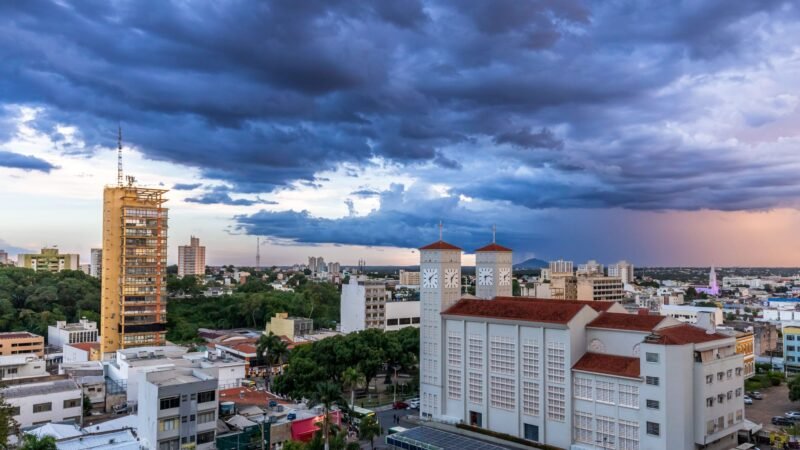 Cuiabá tem novo alerta de chuvas fortes e ventania de até 60 km/h com risco de raios