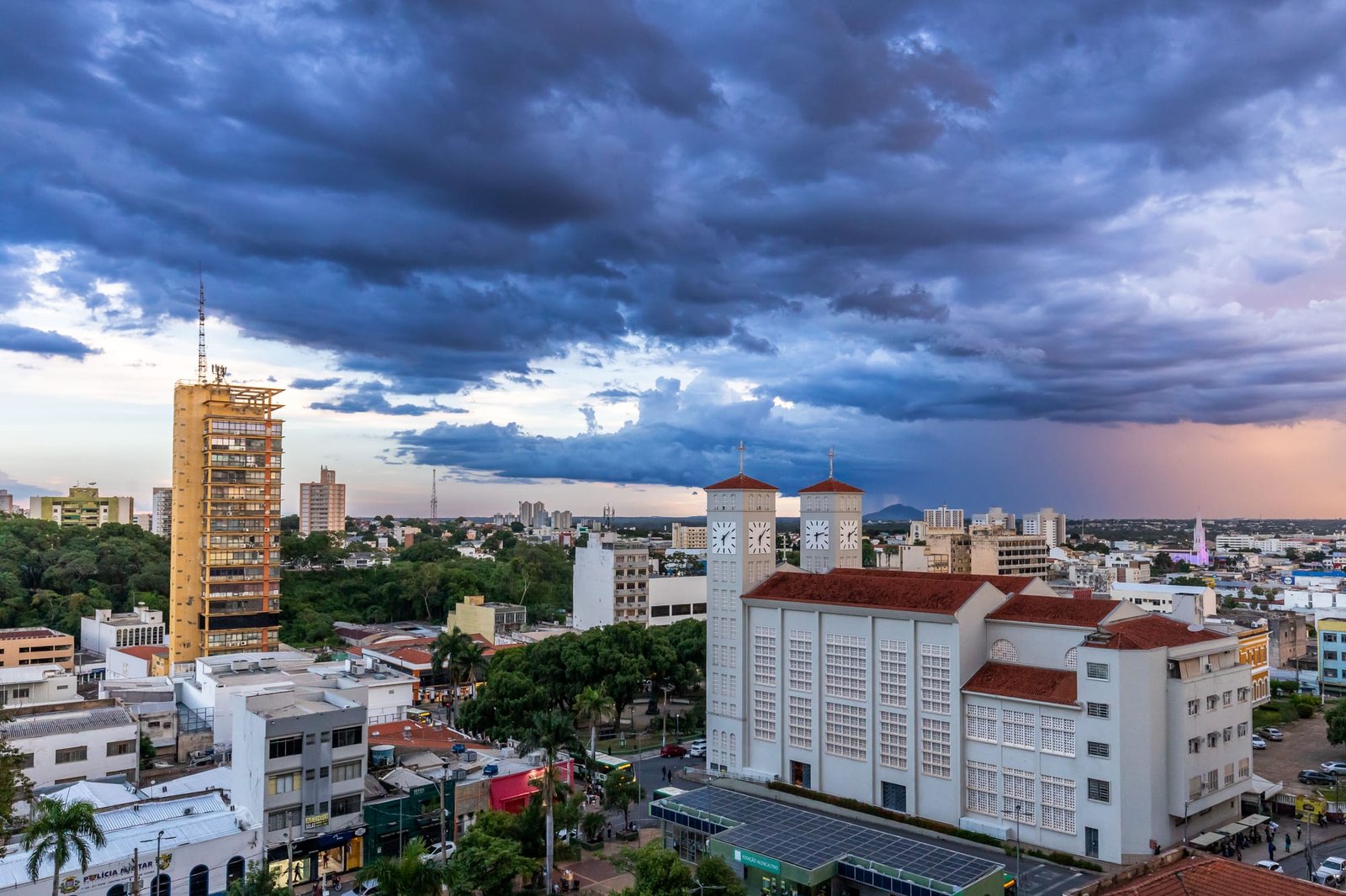 Cuiabá tem novo alerta de chuvas fortes e ventania de até 60 km/h com risco de raios