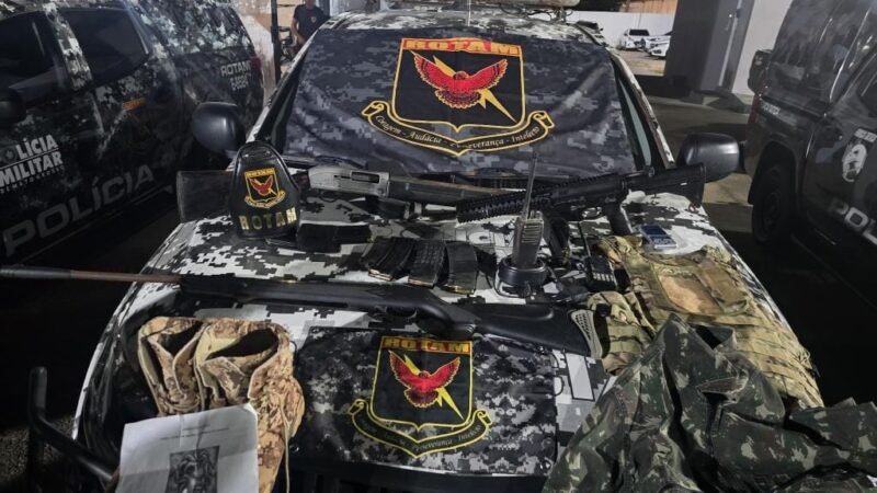 Rotam prende dois homens e apreende fuzil e espingardas em propriedade rural