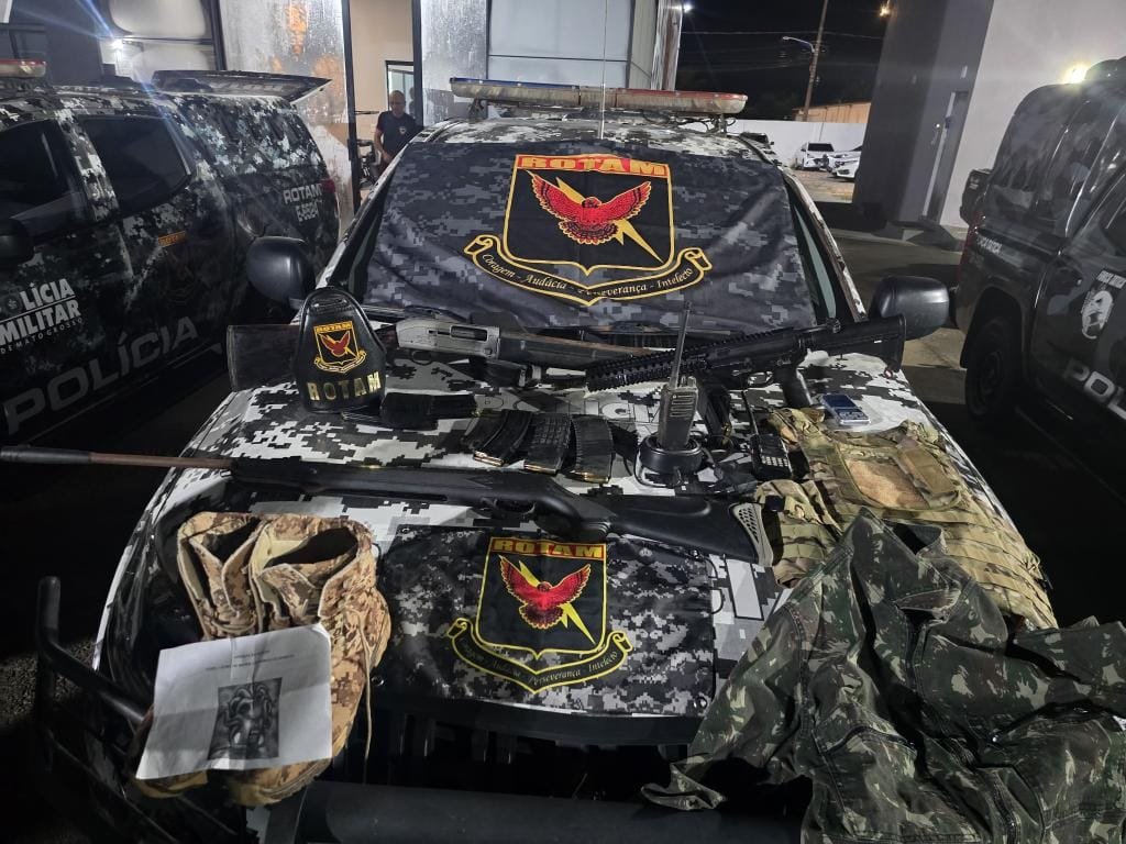 Rotam prende dois homens e apreende fuzil e espingardas em propriedade rural
