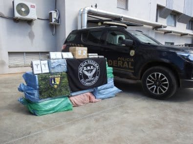 Polícia Federal impede decolagem de avião com 450 kg de cocaína e prende quatro traficantes em MT