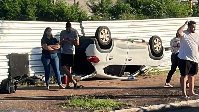 Batida entre dois carros termina em capotamento e deixa passageira ferida na Prainha