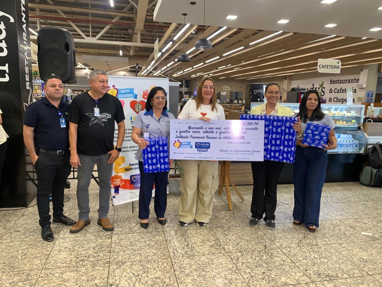 Comper faz entrega do Troco Solidário no valor de quase R$ 42 mil para instituição beneficente