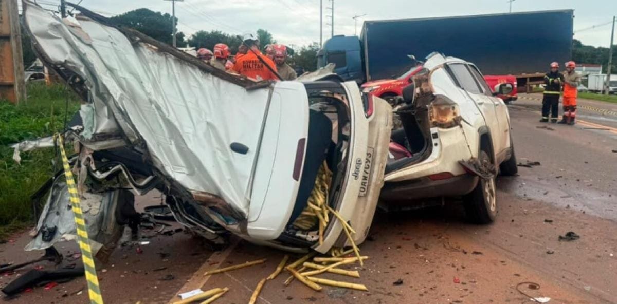 Colisão entre Jeep Compass e caminhão mata casal e deixa uma pessoa ferida; veja vídeo