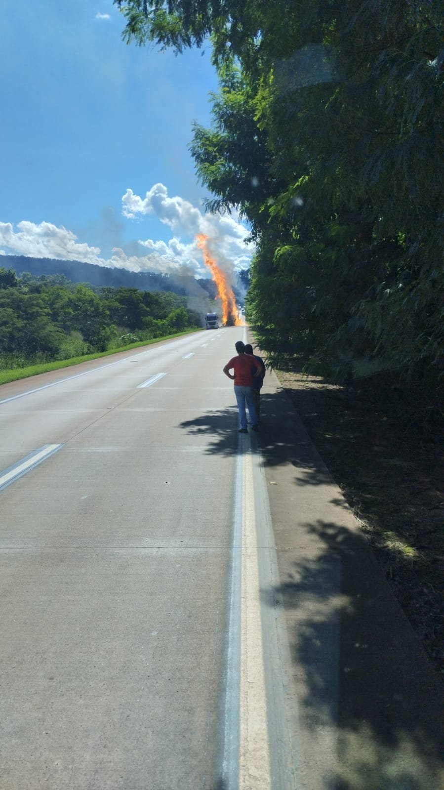 Carretas colidem e provocam incêndio de grandes proporções na Serra de São Vicente