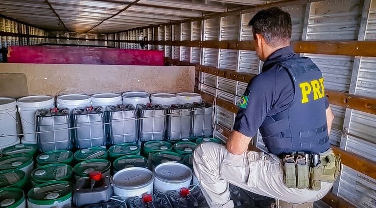 PRF apreende carga de óleo lubrificante avaliada em R$ 470 mil na BR-364 em Mato Grosso
