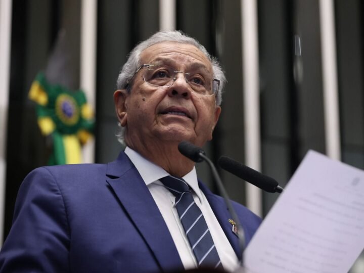 PL de Jayme Campos obriga oferta gratuita de álcool gel em espaços públicos, privados e transportes