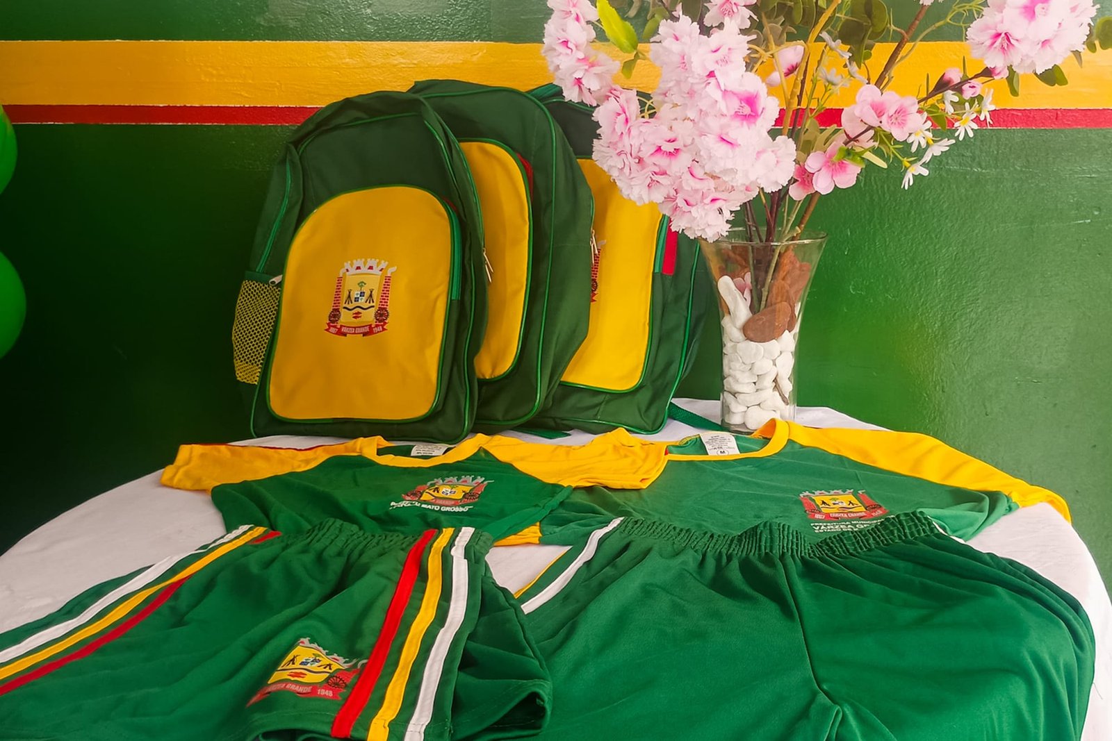 Várzea Grande anuncia entrega do segundo lote dos uniformes para este mês de abril