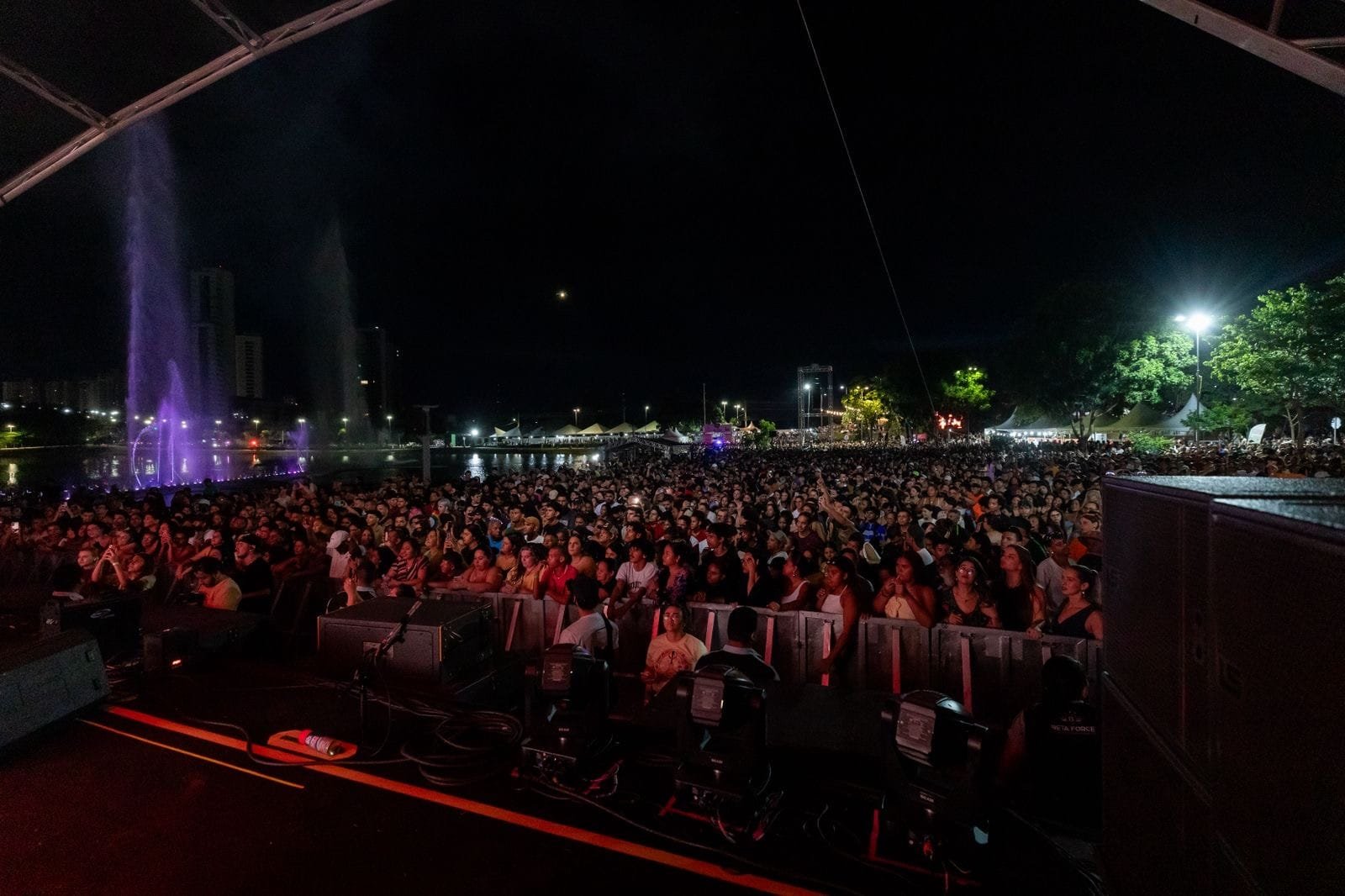 Mais de 60 mil pessoas celebram os 307 anos de Cuiabá em abertura com show nacionais