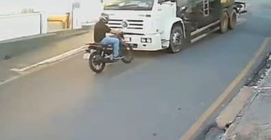Motociclista muda de faixa repentinamente e bate de frente com caminhão