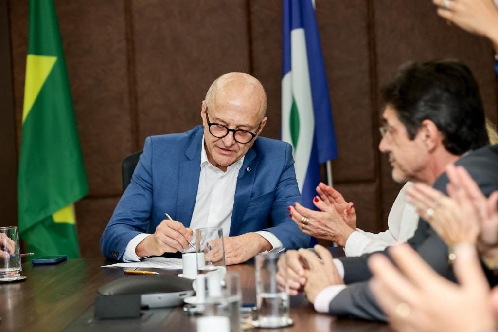 Governo de MT firma parceria para revitalização de quadras e campos em bairros de Cuiabá